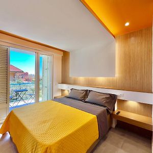 Zimmer mit Kingsize-Bett